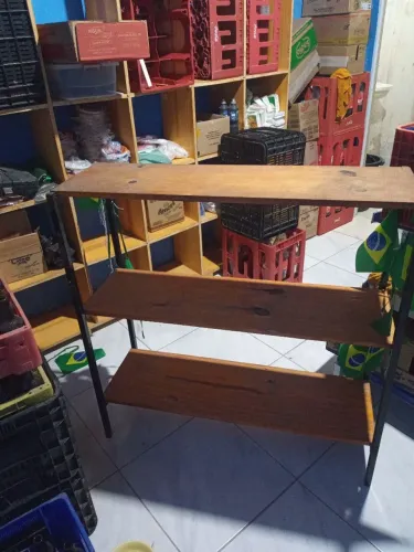 Estante de madeira com 3 prateleiras
