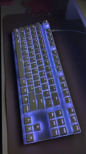 Teclado mecânico branco seminovo em perfeito estado! Ele tem diversas cores de led.