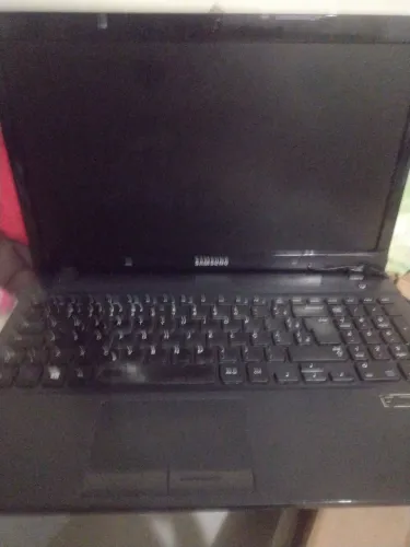 Vendo um notebook, carcaça ruim,ele funciona,mas está bom pra tirar peça