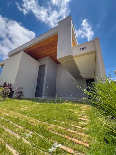 Casa de Luxo no Condomínio Arts  Automação Completa, Piscina Aquecida e Pé-Direito Duplo