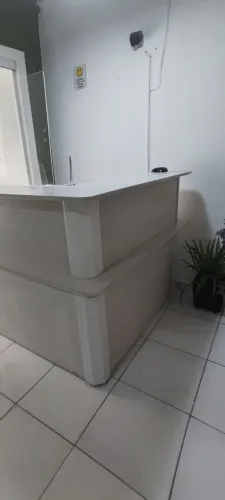 Balcão de Recepção em "L" (140 | 120)  com 4 Cadeiras - Altura 117