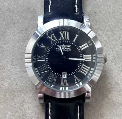 Relógio analógico redondo prata com pulseira de couro sintético preto da marca INVICTA®