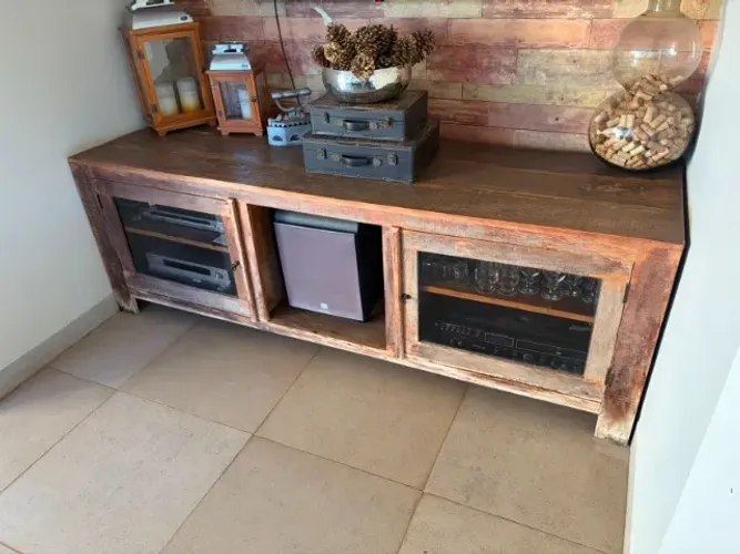 Buffet Rústico em Madeira com Portas de Vidro - Ideal para Área Gourmet