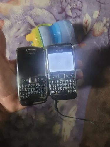 Dois celulares Nokia E71
