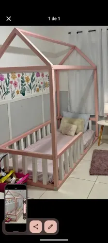 Cama para menina, de madeira não é MDF.
