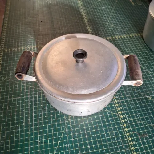 Panela tipo caçarola de alumínio grosso, diâmetro 18cm, com tampa