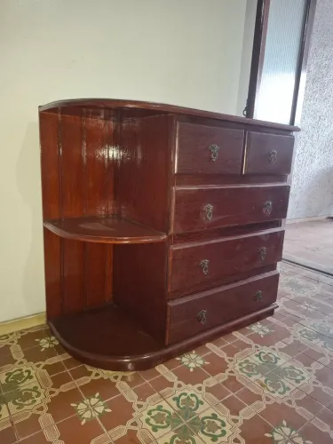 Cômoda Antiga em Madeira Maciça com Cantoneira Lateral - 5 Gavetas - Excelente Estado