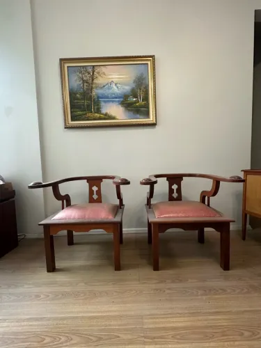 Duas Poltronas / Cadeiras de Braço Vintage em Madeira Maciça com Estofado