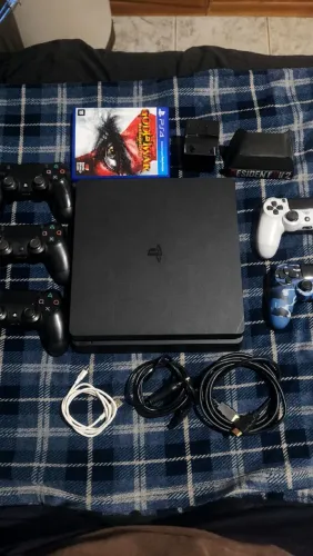 PS4 SLIM 1TB com 5 controles e 70 jogos.