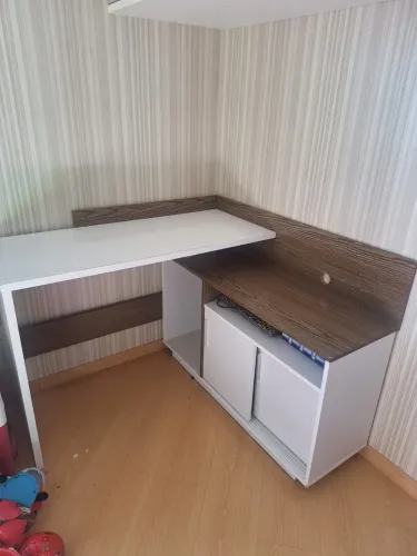 Mesa escritório com armário