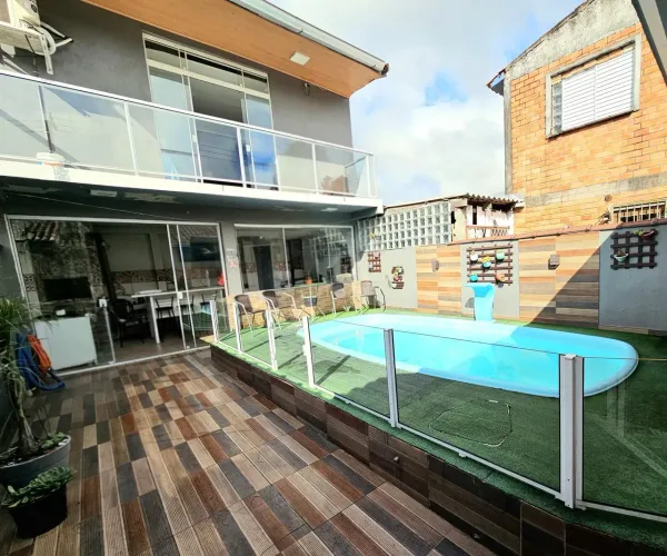 Casa com piscina e salão de festas na Rua Capitão Pedroso bairro Restinga zona sul de Port