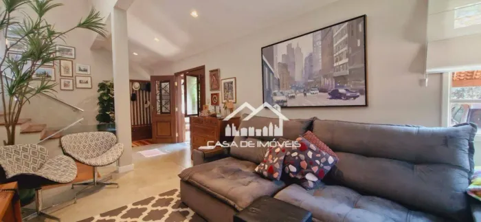 Vende casa em condomínio fechado de 350m² à vvenda na Granja Vianna II.