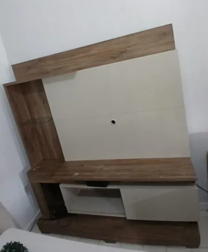 Rack para TV com Painel e Detalhes em Madeira