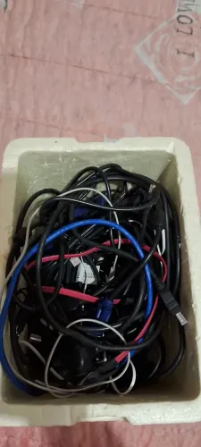 Caixa com diversos cabos, rede, hdmi, micro usb, cabo de impressora, cabo sata e etc