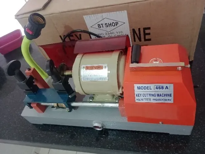MÁQUINA COPIADORA DE CHAVES PROFISSIONAL - 110V (NOVA NA CAIXA)