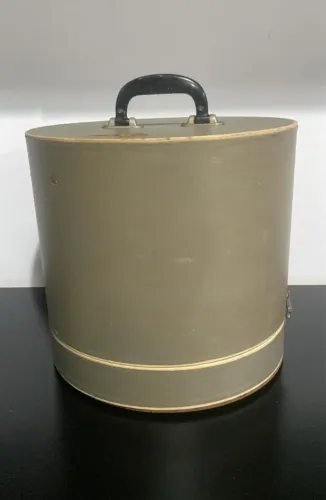 Caixa Porta Chapéu Peruca Forrada Com Couro Vintage 