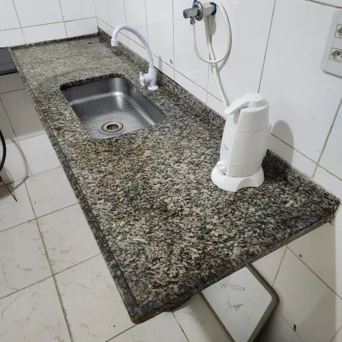 Bancada em granito cinza com cuba inox