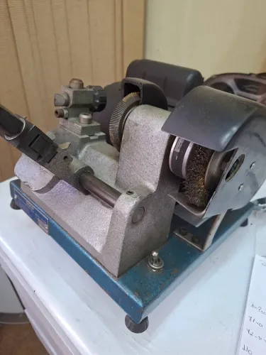 Vendo Máquina copiadora de chaves + quadro + chaves