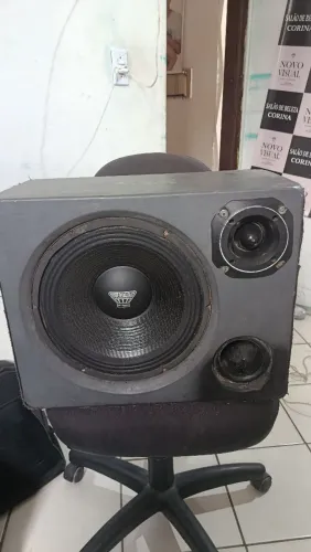 Vendo ou troco por caixa ativa.essa caixa contém fone de 12 polegadas e um twitter profi