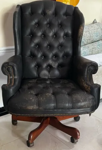 Cadeira de escritorio antiga - tipo presidente - boa para antiquario