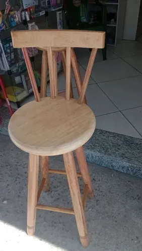 Vendo banquetas e bancos em madeira
