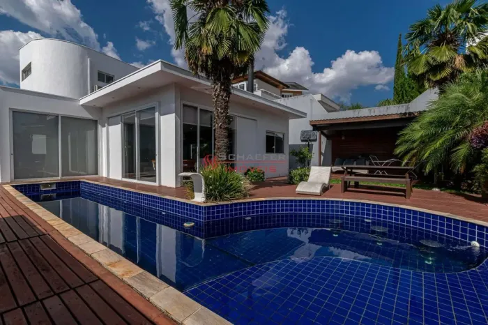 Casa em condomínio no Campo Comprido com 550m², 4 suítes e piscina