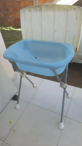 Banheira com pe cor azul burigoto