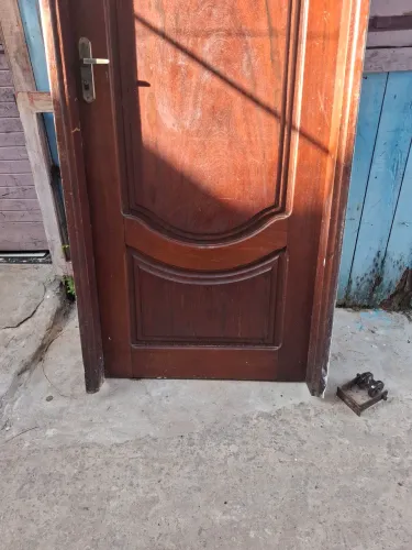 Vendo essa li da porta vai com.caixilio e alisar e dobradiças