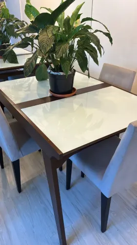 Mesa de Jantar extensível com 4 cadeiras