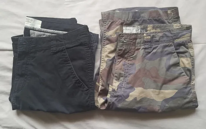 Kit Lote 2 Shorts Bermuda: 1 Cargo Camo Exército Tamanho 38 | 1 Jeans Preto Tamanho 42 |