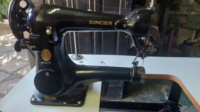 Máquina de sapateiro sinceros original funcionando perfeitamente pra couros e Sapatos .