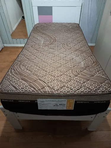 Vendo cama e colchão de solteiro em bom estado.