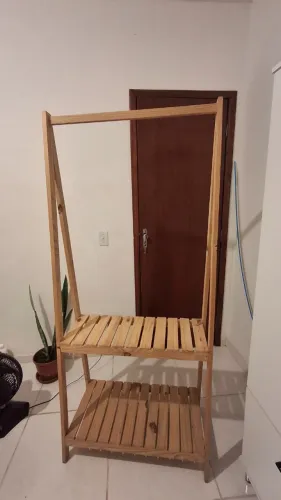Arara de roupas em madeira