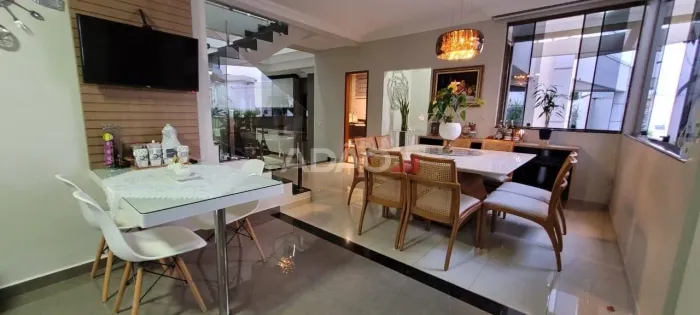 Casa/Sobrado Casa de Rua com 4 Quarto(s) e 8 banheiro(s) à Venda, 372.70 por R$ 3600000.00
