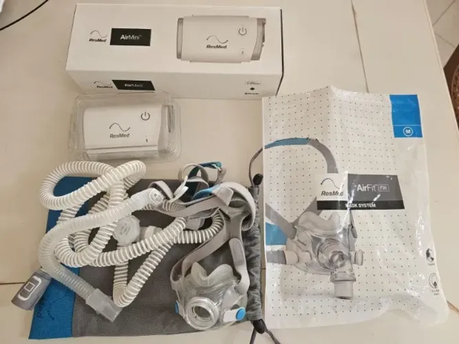 CPAP portátil ResMed AirMini + máscara AirFit F30 tam M + acessórios