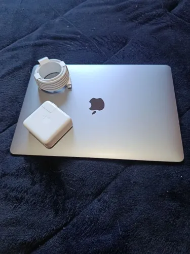 Macbook Air M1 2020, 8GB RAM, 128SSD, com carregador e cabo.