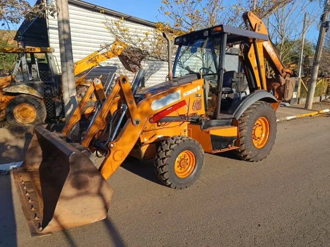 Retroescavadeira JCB. 4x4. 2013 Único dono