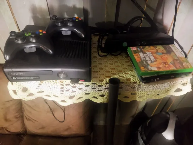 Vendo Xbox 360 desbloqueado dois controles ou troco preço $600