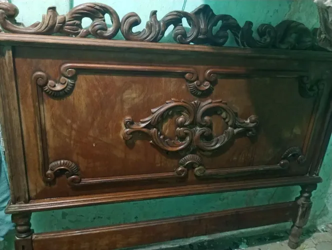 Cabeceira de cama antiga em ótima perfeição