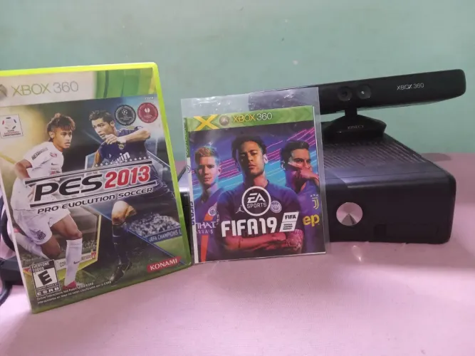Xbox 360 em ótimo estado e acompanha mais de 40 jogos!