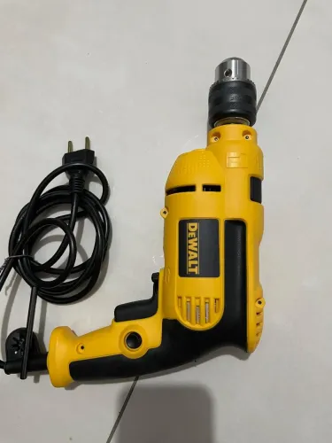 Furadeira de impacto 1/2" 710 watts 110v c/ velocidade variável e reversível - Dewalt