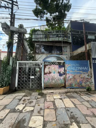 Terreno com conjunto de casas na Avenida Nazaré