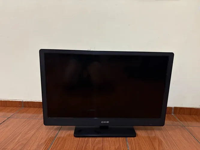 TV CCE + Chromecast Incluso (Transforma em Smart TV)