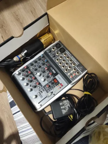Mesa De Som Behringer Xenyx 110V Qx1002Usb