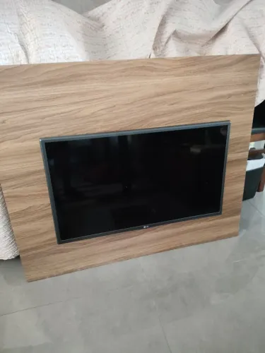 TV LG Smart 32' + Painel de Madeira