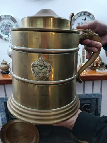 Porta gelo, jarra Tankard para gelo em metal dourado.