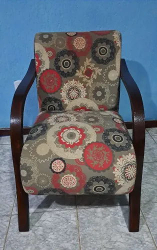 Poltrona Decorativa Estampada com Braços em Madeira.