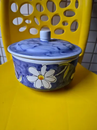 Caçarola de porcelana pintada a mão antiga.