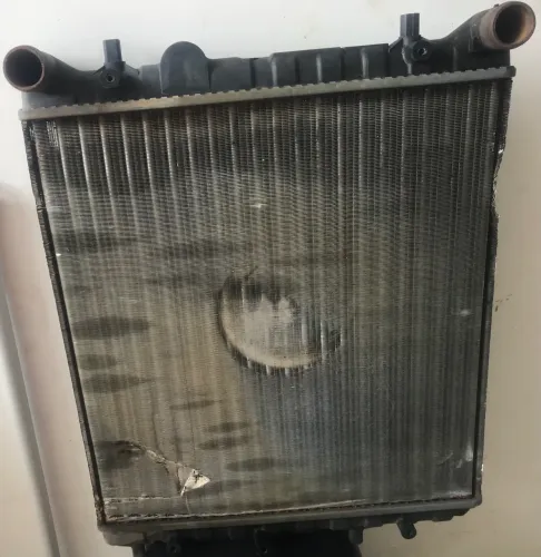 Radiador de carro gol G5 sem ar condicionado (com defeito)