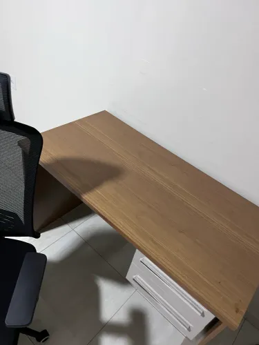 Mesa com cadeira só de escritório